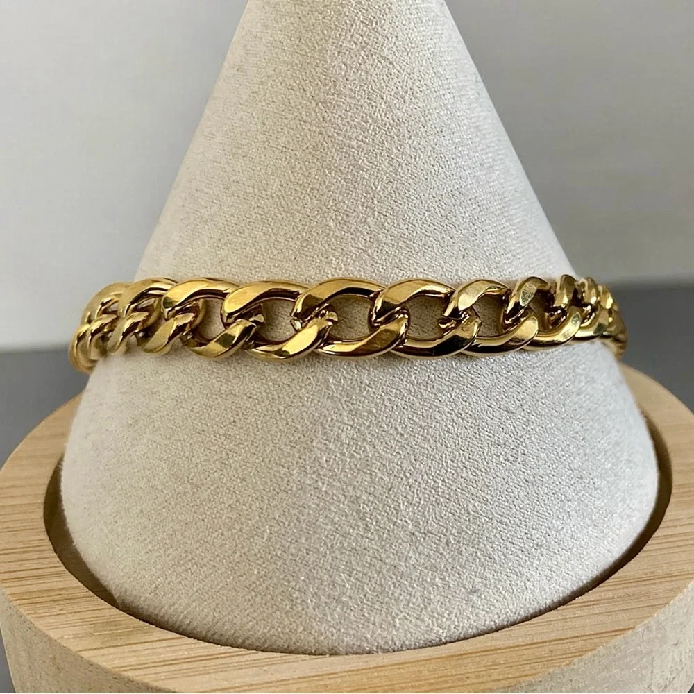 Cuban link Gold plated Stainless Steel 9 inch long, 8mm bracelet - Gold - Picture 3 of 4